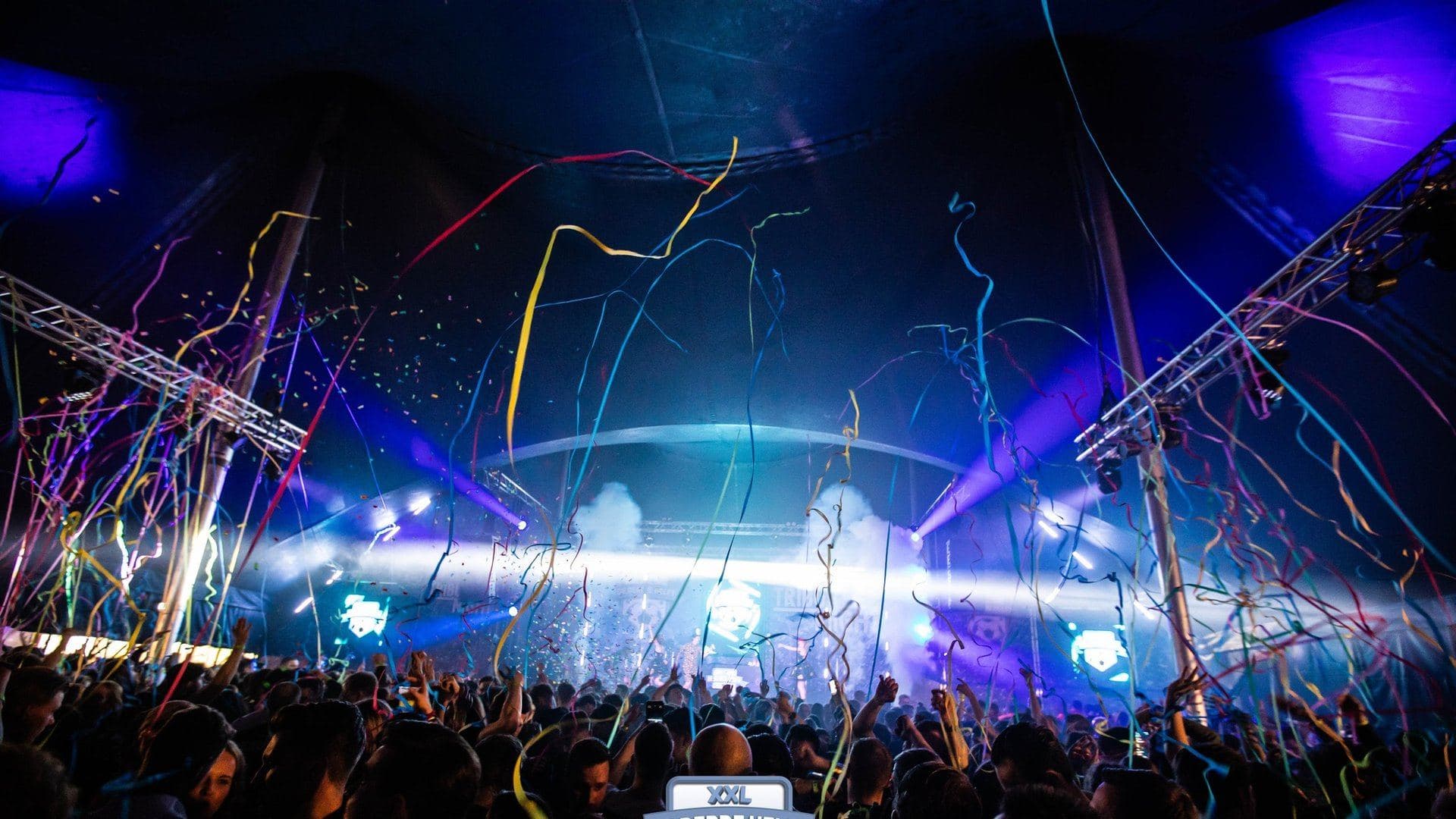 Groot LED-scherm op een outdoor festival met groot publiek