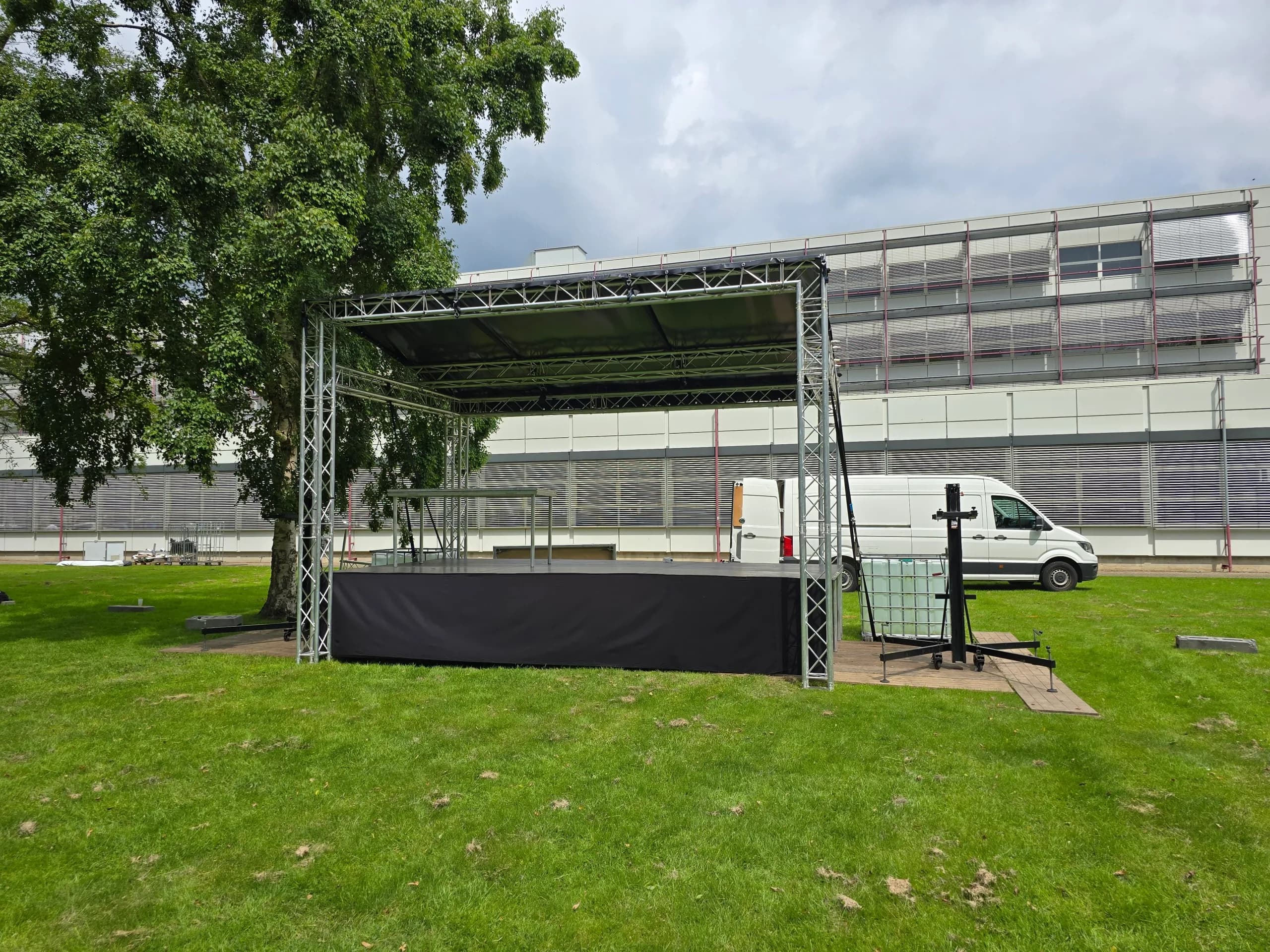 Truss-constructie boven een podium