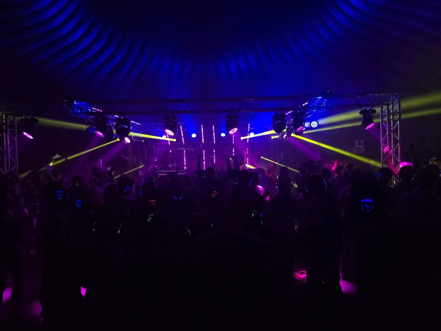 Bospop Silent Disco tent met lasers en beams
