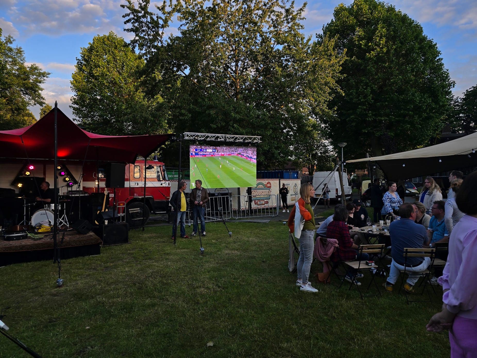 EK voetbal op groot LED-scherm met publiek
