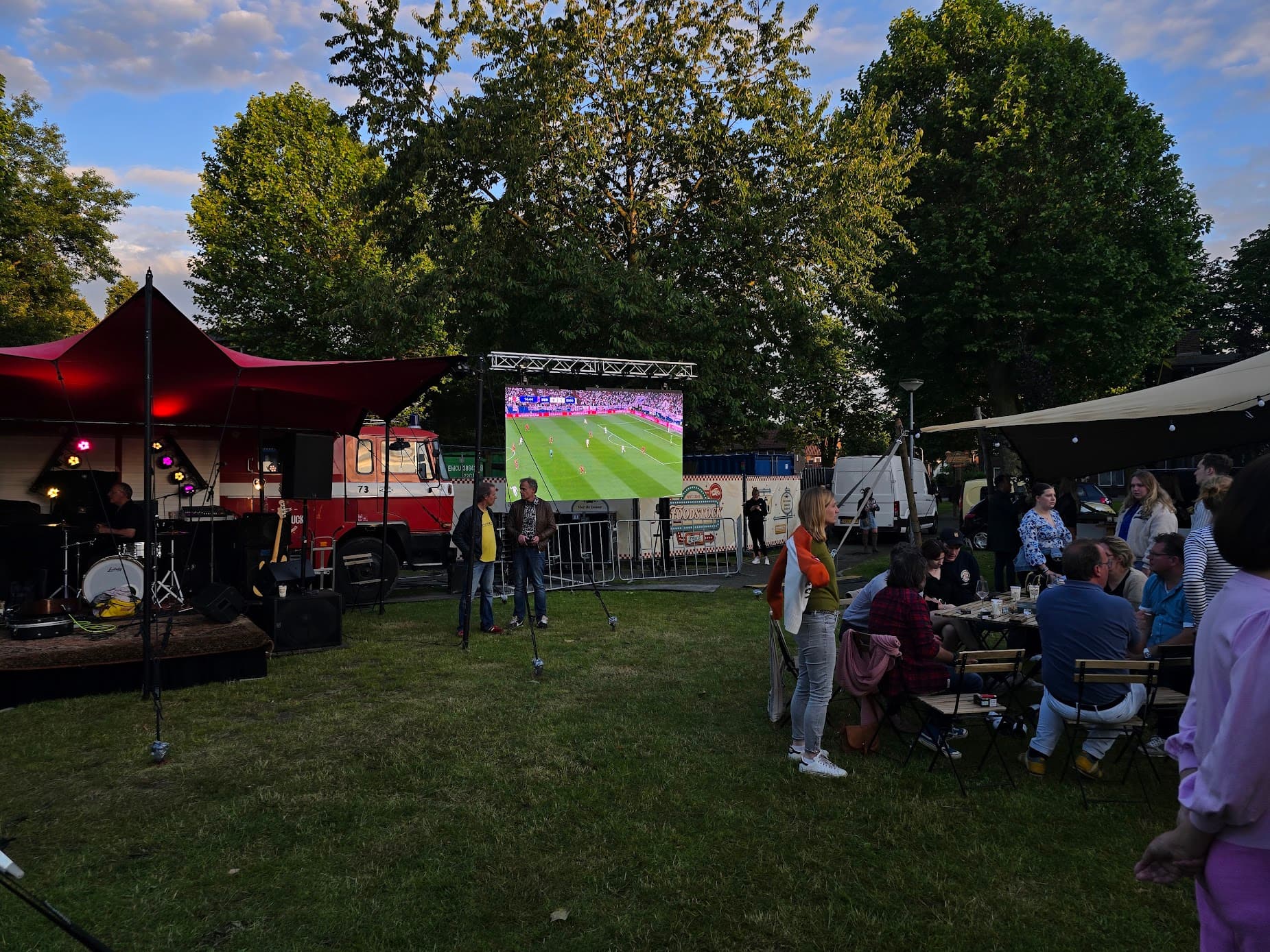 EK voetbal op groot LED-scherm met publiek