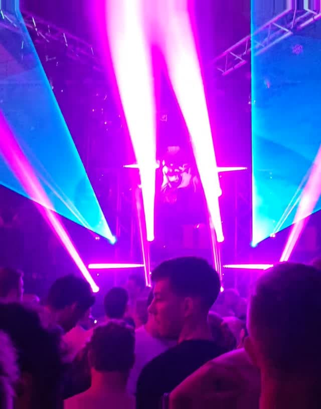 Portal in Club Bold — lichtshow, lasers en DJ-booth