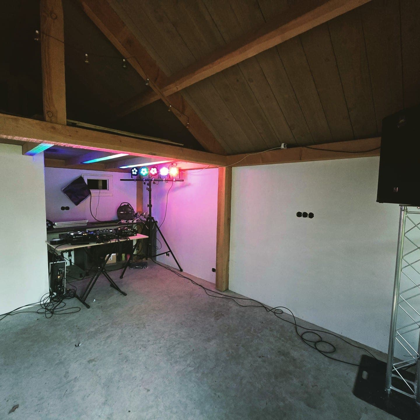Schuurfeest in de achtertuin met speakers, sub en LED-pars