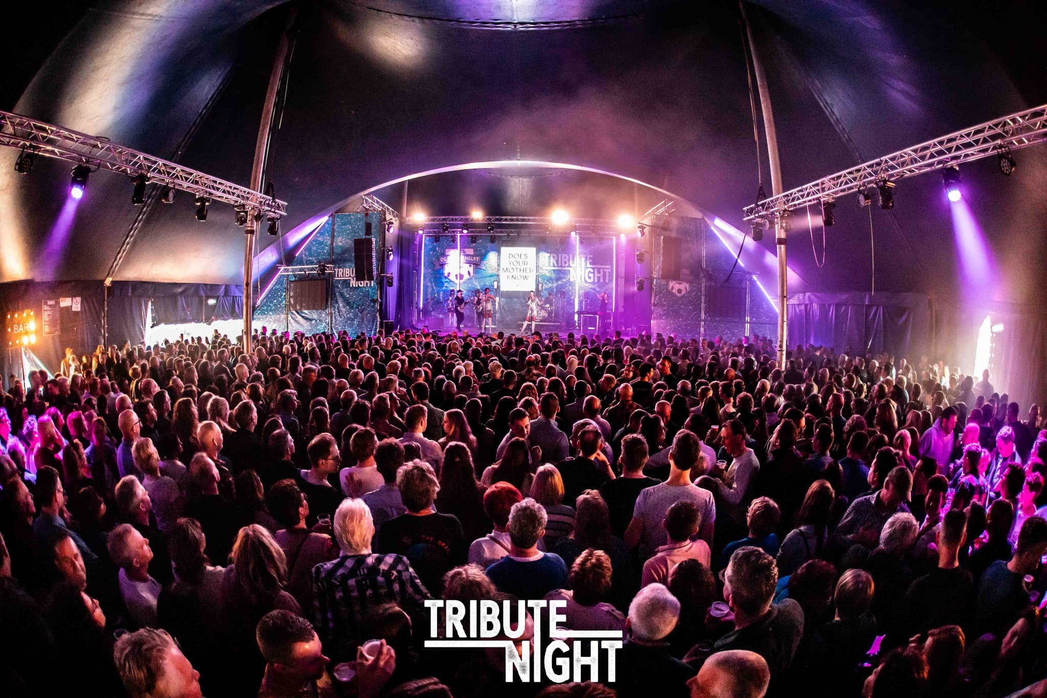 Tribute Night Nederweert — podium met line-array, lasers en publiek