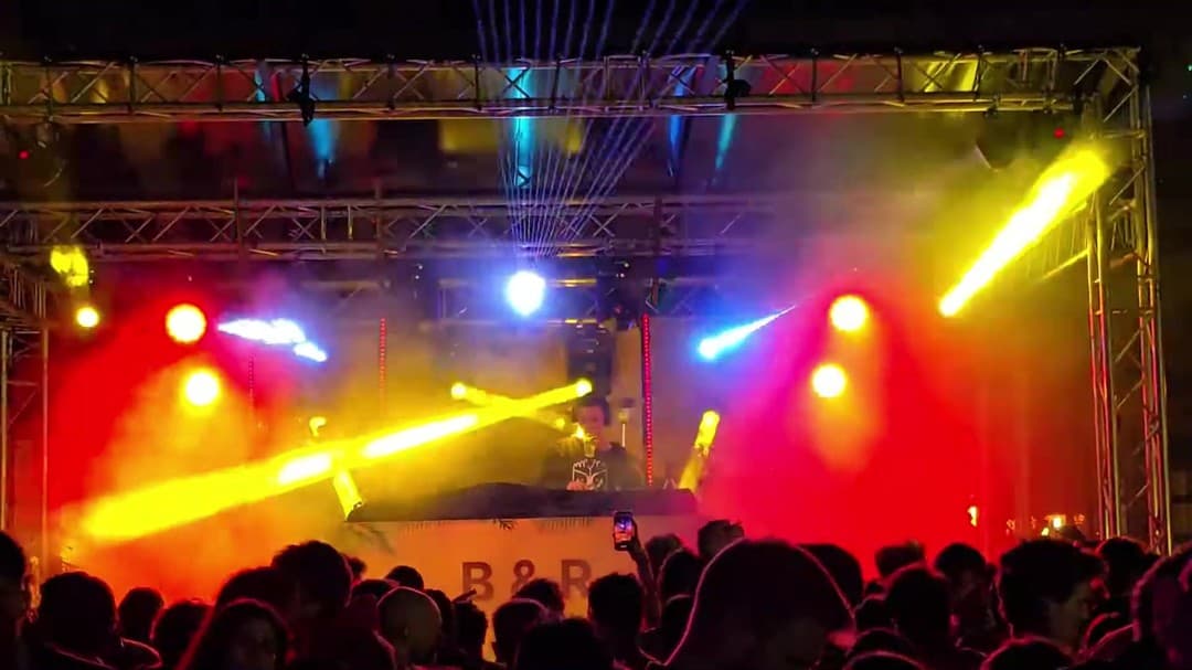 TU Eindhoven × B&R Eindhoven — podium, licht en lasers op het terrein