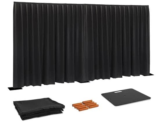 Pipe & drape-set: opgebouwde zwarte wand met daarnaast opgevouwen doeken, voetplaatpinnen en een voetplaat