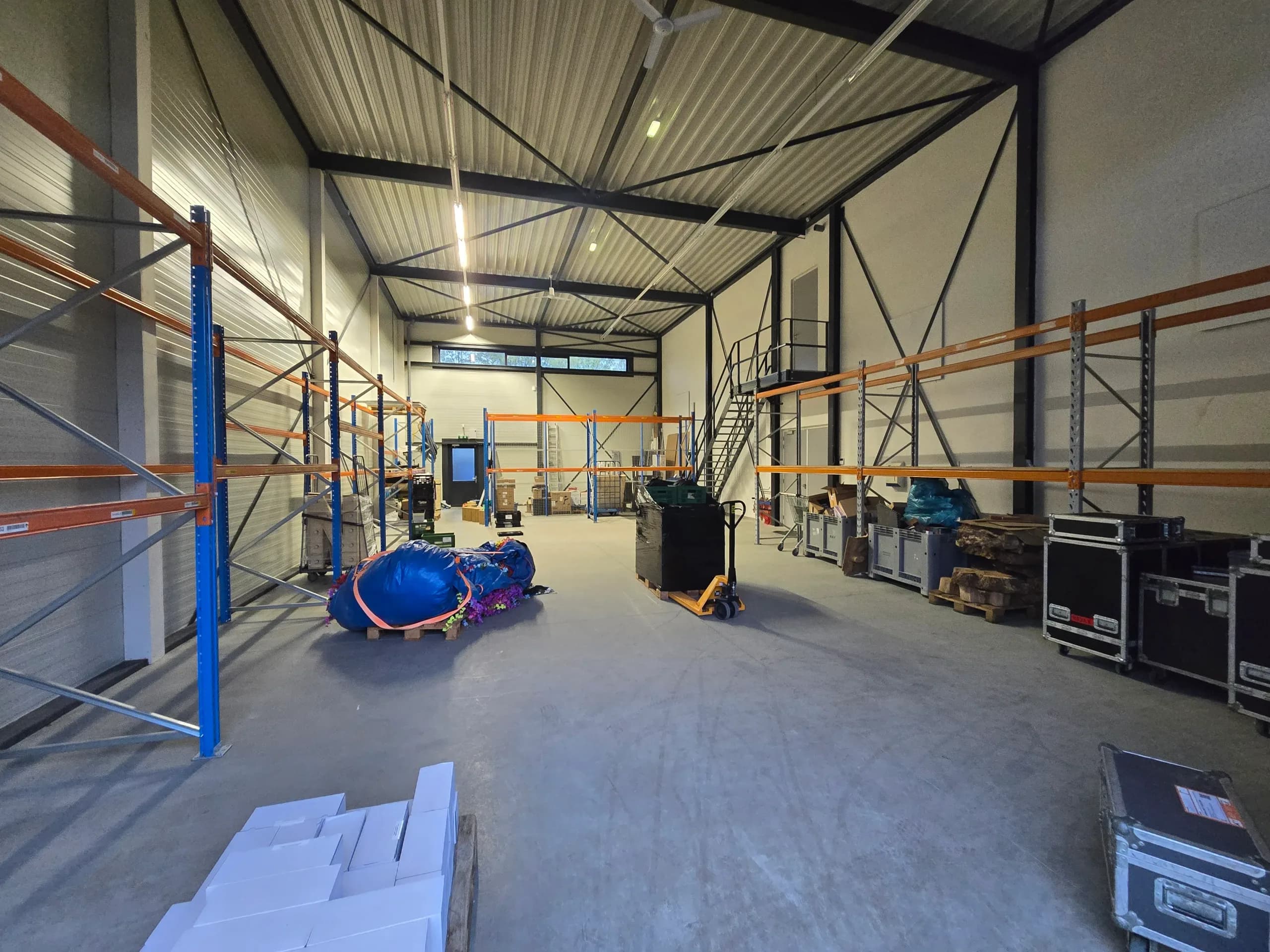 Magazijn met materiaalpark van DAE Productions