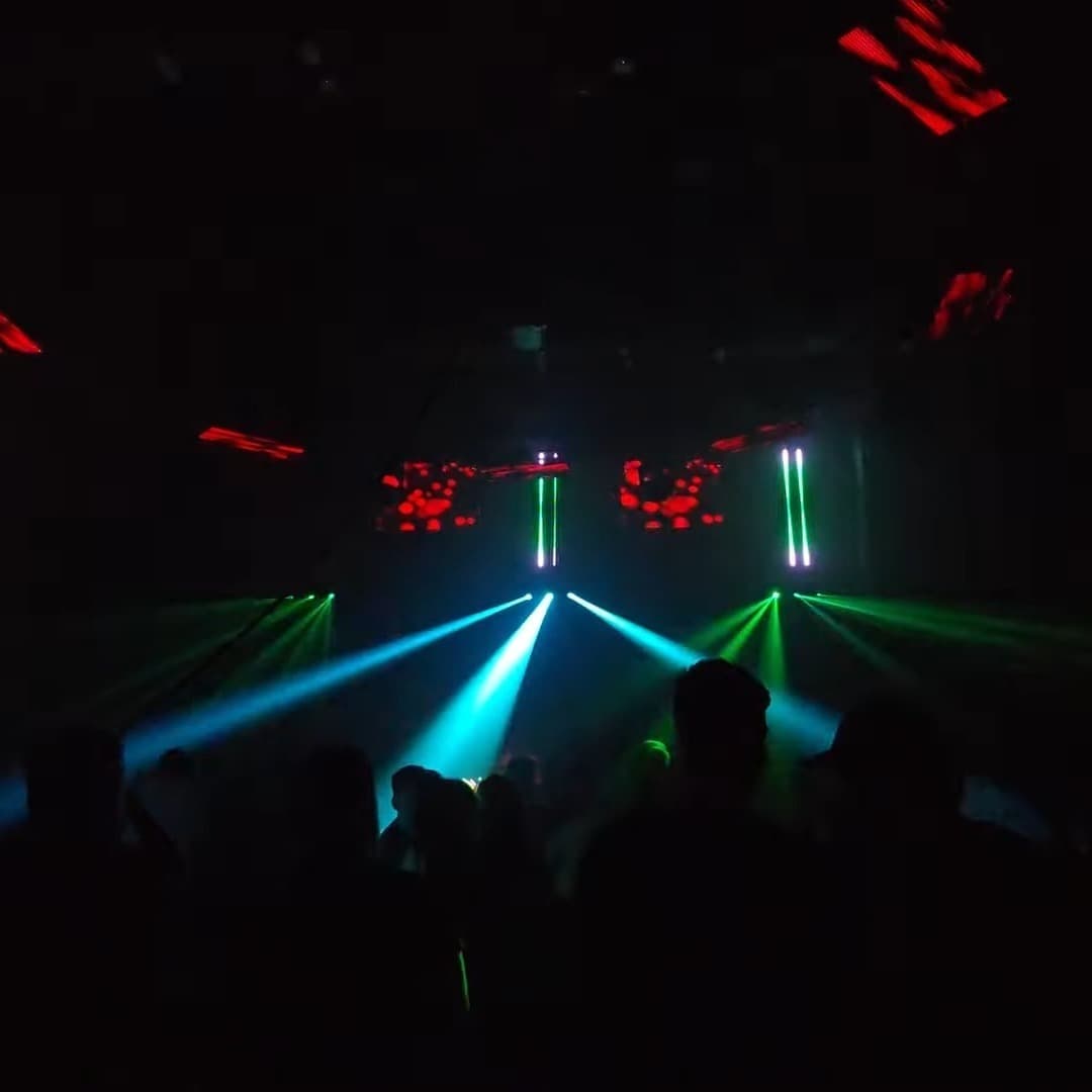 Verwonderd in de Effenaar — beams, pixel-strips en strobes